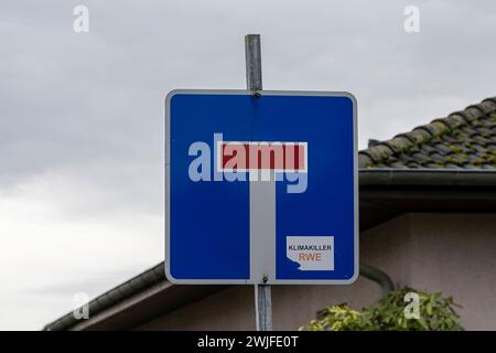 Eindruecke vom Braunkohletagebau Garzweiler am 15.02.2024 Aktuell ist aus der ehemaligen Landstrasse in der Naeh von Luetzerath eine Sackgasse gweorden. Auf dem Sckgassenschild ist ein Klimakiller Aufkleber. Umwelt : Eindruecke vom Braunkohletagebau Garzweiler AM 15.02.2024. Foto : Kirchner-Media/TH Garzweiler Luetzerath NRW Deutschland *** impressions de la mine de lignite à ciel ouvert de Garzweiler le 15 02 2024 actuellement, l'ancienne route de campagne près de Luetzerath est devenue une impasse sur le panneau de l'impasse est un autocollant tueur climatique environnement impressions de la mine de lignite à ciel ouvert de Garzweiler le 15 0 Banque D'Images