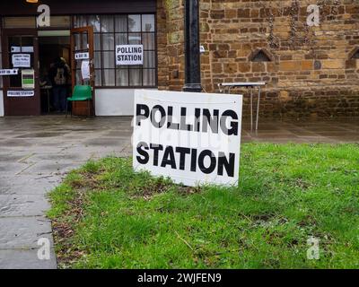 Wellingborough par élection 2024 ; bureau de vote dans la grange Tithe ouvert pour le vote le 15 février, Wellingborough Royaume-Uni Banque D'Images