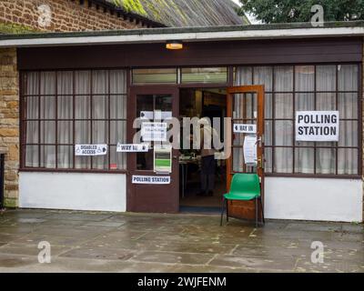 Wellingborough par élection 2024 ; bureau de vote dans la grange Tithe ouvert pour le vote le 15 février, Wellingborough Royaume-Uni Banque D'Images