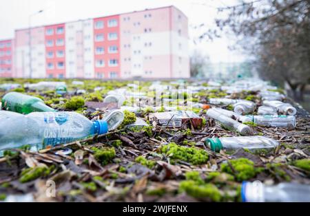 Gniezno, Pologne - ordures, désordre, ordures, bouteilles sur le sol. L'alcoolisme dans la petite ville. Banque D'Images