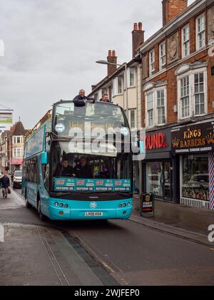 Wellingborough par l'élection 2024 ; candidat du Parti réformiste britannique dans le bus de bataille le jour du scrutin, centre-ville de Wellingborough, Royaume-Uni Banque D'Images