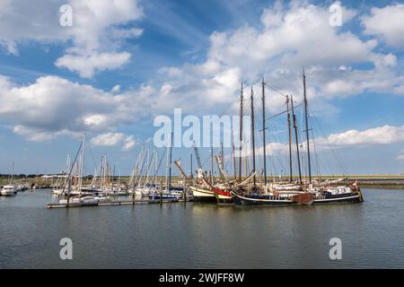 Bateaux à voile à Waddenhaven Marina sur l'île de Frise occidentale d'Ameland, située sur la mer des Wadden, pays-Bas Banque D'Images