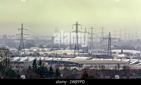 Glasgow, Écosse, Royaume-Uni. 15 février 2024. Météo britannique : la brume sur le centre commercial braehead et ses pylônes électriques intimidants ont vu la visibilité limitée alors que la distance disparaissait. Crédit Gerard Ferry/Alamy Live News Banque D'Images
