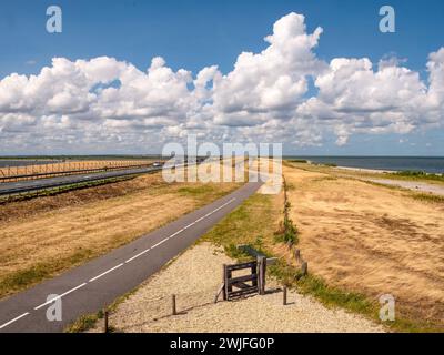 Barrage Houtribdijk reliant Enkhuizen à Lelystad, séparant les lacs IJsselmeer et Markermeer, pays-Bas, en été Banque D'Images