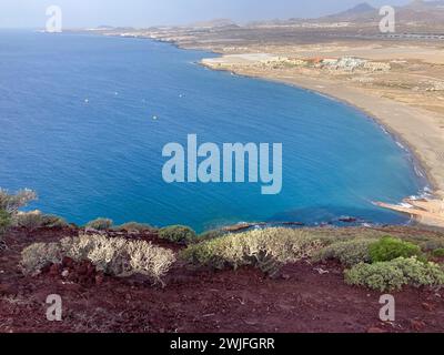 Vue sur la plage de la Tejita depuis la colline Montaña Roja. El Medano, Tenerife Banque D'Images