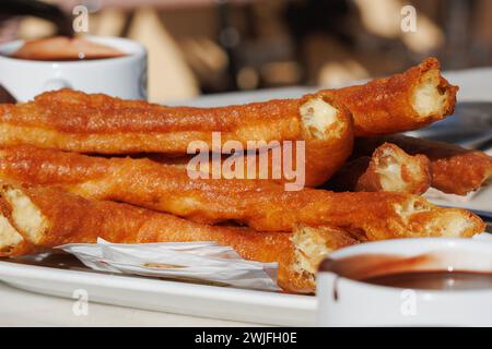 Petit déjeuner churros, porras, avec une tasse de chocolat chaud à El Campello, Espagne Banque D'Images