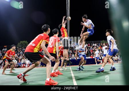 Haikou, province chinoise de Hainan. 2 février 2024. Les joueurs participent à un match de volleyball dans un village à Wenchang, dans la province de Hainan, dans le sud de la Chine, le 2 février 2024. POUR ALLER AVEC 'Feature : le volleyball de village améliore l'atmosphère festive du nouvel an chinois' crédit : Zhang Liyun/Xinhua/Alamy Live News Banque D'Images