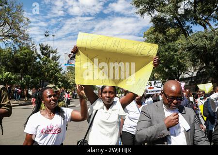 Les manifestants descendent dans les rues avec des chants et des pancartes pour manifester contre le gouvernement du comté de Nakuru et le refus de la police de se conformer à de nombreuses ordonnances judiciaires dans une affaire opposant le gouvernement du comté et un hôpital privé War Memorial pour un conflit de propriété foncière. Des avocats et des activistes kenyans organisent une manifestation pacifique après que le gouvernement du comté de Nakuru ait tenté de prendre par la force la gestion de l'hôpital et des 21 hectares de terrain qu'il occupe contre une ordonnance judiciaire existante l'empêchant d'interférer avec les activités de l'hôpital jusqu'à ce que l'affaire soit réglée est épuisé Banque D'Images