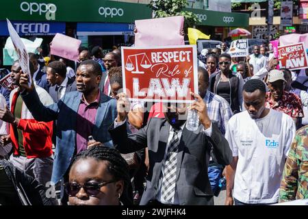 Les manifestants descendent dans les rues avec des chants et des pancartes pour manifester contre le gouvernement du comté de Nakuru et le refus de la police de se conformer à de nombreuses ordonnances judiciaires dans une affaire opposant le gouvernement du comté et un hôpital privé War Memorial pour un conflit de propriété foncière. Des avocats et des activistes kenyans organisent une manifestation pacifique après que le gouvernement du comté de Nakuru ait tenté de prendre par la force la gestion de l'hôpital et des 21 hectares de terrain qu'il occupe contre une ordonnance judiciaire existante l'empêchant d'interférer avec les activités de l'hôpital jusqu'à ce que l'affaire soit réglée est épuisé Banque D'Images