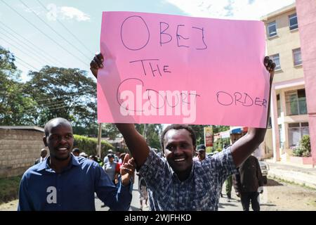 Les manifestants descendent dans les rues avec des chants et des pancartes pour manifester contre le gouvernement du comté de Nakuru et le refus de la police de se conformer à de nombreuses ordonnances judiciaires dans une affaire opposant le gouvernement du comté et un hôpital privé War Memorial pour un conflit de propriété foncière. Des avocats et des activistes kenyans organisent une manifestation pacifique après que le gouvernement du comté de Nakuru ait tenté de prendre par la force la gestion de l'hôpital et des 21 hectares de terrain qu'il occupe contre une ordonnance judiciaire existante l'empêchant d'interférer avec les activités de l'hôpital jusqu'à ce que l'affaire soit réglée est épuisé Banque D'Images