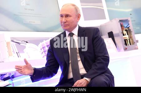 Moscou, Russie. 15 février 2024. Le président russe Vladimir Poutine est interviewé par Pavel Zarubin, journaliste à la télévision de Rossiya One, lors du Forum sur les technologies du futur au World Trade Centre de Moscou, le 14 février 2024 à Moscou, en Russie. Le Forum des technologies du futur présente les progrès scientifiques et médicaux nationaux. Crédit : Alexander Kazakov/Kremlin Pool/Alamy Live News Banque D'Images