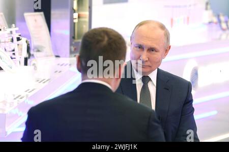 Moscou, Russie. 15 février 2024. Le président russe Vladimir Poutine est interviewé par Pavel Zarubin, journaliste de télévision de Rossiya One, à gauche, lors du Forum sur les technologies du futur au World Trade Centre de Moscou, le 14 février 2024 à Moscou, en Russie. Le Forum des technologies du futur présente les progrès scientifiques et médicaux nationaux. Crédit : Alexander Kazakov/Kremlin Pool/Alamy Live News Banque D'Images