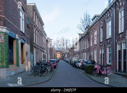 Arnhem, Gueldre, pays-Bas, 22 janvier 2024 Une rangée de vélos se tenant côte à côte dans la ville néerlandaise Arnhem, Klarendal Banque D'Images