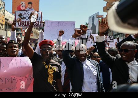 Les manifestants descendent dans les rues avec des chants et des pancartes pour manifester contre le gouvernement du comté de Nakuru et le refus de la police de se conformer à de nombreuses ordonnances judiciaires dans une affaire opposant le gouvernement du comté et un hôpital privé War Memorial pour un conflit de propriété foncière. Des avocats et des activistes kenyans organisent une manifestation pacifique après que le gouvernement du comté de Nakuru ait tenté de prendre par la force la gestion de l'hôpital et des 21 hectares de terrain qu'il occupe contre une ordonnance judiciaire existante l'empêchant d'interférer avec les activités de l'hôpital jusqu'à ce que l'affaire soit réglée est épuisé Banque D'Images