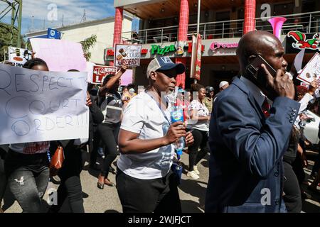 Les manifestants descendent dans les rues avec des chants et des pancartes pour manifester contre le gouvernement du comté de Nakuru et le refus de la police de se conformer à de nombreuses ordonnances judiciaires dans une affaire opposant le gouvernement du comté et un hôpital privé War Memorial pour un conflit de propriété foncière. Des avocats et des activistes kenyans organisent une manifestation pacifique après que le gouvernement du comté de Nakuru ait tenté de prendre par la force la gestion de l'hôpital et des 21 hectares de terrain qu'il occupe contre une ordonnance judiciaire existante l'empêchant d'interférer avec les activités de l'hôpital jusqu'à ce que l'affaire soit réglée est épuisé Banque D'Images