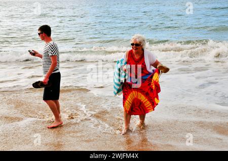 Senior Lady et son fils appréciant le surf dans une plage isolée à Kauai, Hawaï Banque D'Images