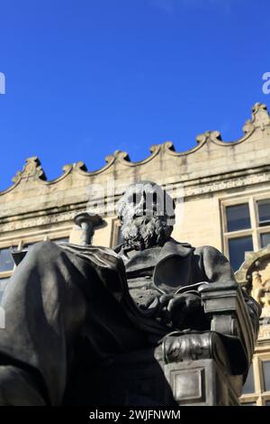 Statue de Charles Darwin devant le bâtiment du conseil, Shrewsbury, Shropshire, Angleterre, Royaume-Uni. Banque D'Images