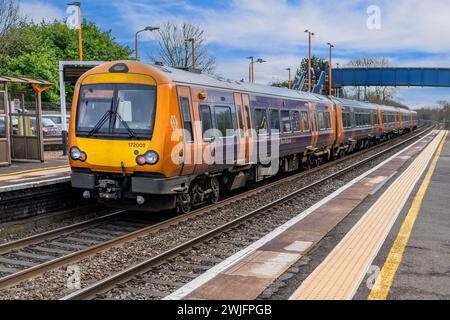 widney manor solihull west midlands england gare uk ligne de banlieue passagers train de marchandises diesel et wagons porte-conteneurs Banque D'Images