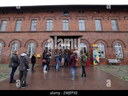 15 février 2024, Mecklembourg-Poméranie occidentale, Anklam : devant le Demokratiebahnhof Anklam, des représentants de l'association et le propriétaire Grundstücks - und Wohnungswirtschaft GmbH Anklam GWA discutent des prochaines étapes après la remise des clés initialement prévue n'a pas eu lieu. Le propriétaire GWA a résilié le contrat avec l'association. Après une décennie, le centre culturel et de jeunesse de renommée nationale et maintes fois primé va quitter le bâtiment. La raison en est une interdiction d'utilisation par le district en raison de défauts de construction dans les domaines de la protection incendie et Banque D'Images