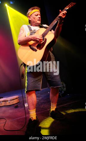 Dale Reno se produit avec le groupe country américain Hayseed Dixie au muni Arts Centre de Pontypridd, au pays de Galles. 26 mai 2010. Banque D'Images