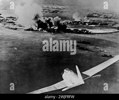 Photographie aérienne, prise par un pilote japonais, de la destruction de Pearl Harbor, bombardier japonais en bas à droite au premier plan Banque D'Images