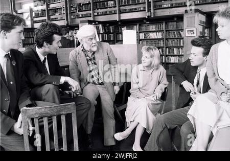 Le poète Jon Silkin avec des étudiants du Wycliffe College en 1988 Banque D'Images