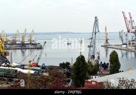 Un des quais de chargement avec réservoirs de stockage de grain et grues à flèche dans le port d'Odessa. Banque D'Images