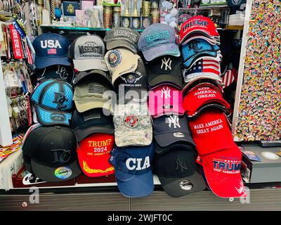 Sterling, Virginie, États-Unis - 5 février 2024 : une variété de chapeaux souvenirs et de bibelots en vente dans un kiosque de l'aéroport international de Dulles. Banque D'Images