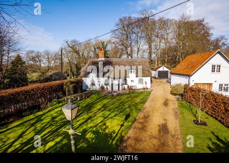 Dalham, Suffolk, Angleterre - 19 février 2016 : cottage classé de grade II au toit de chaume du 16ème siècle dans la campagne Banque D'Images