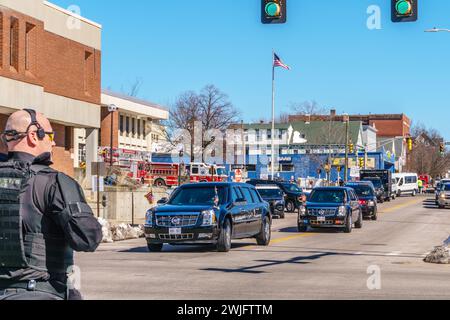 Manchester, NH/US-19 mars 2018 : un policier regarde le cortège du président Donald Trump près de la caserne de pompiers après avoir prononcé un discours sur l'épidémie d'opioïdes. Banque D'Images