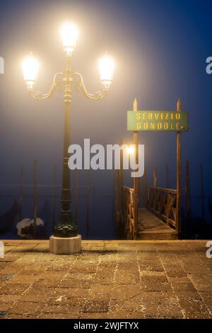 Panneau de service de gondole dans une nuit brumeuse, Venise, Vénétie, Italie Banque D'Images