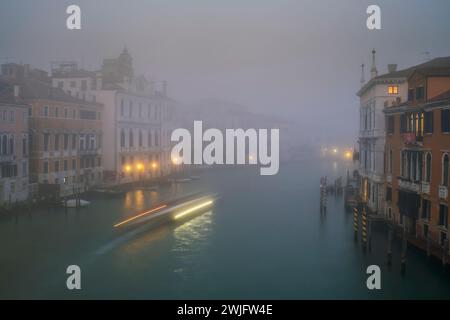 Grand canal dans le brouillard, Venise, Vénétie, Italie Banque D'Images