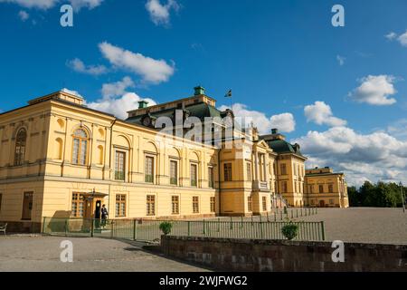 Le palais Drottningholm à Stockholm en Suède. Le palais royal avec sa belle architecture. Soleil éclatant. Gardes royaux stationnés devant. Banque D'Images