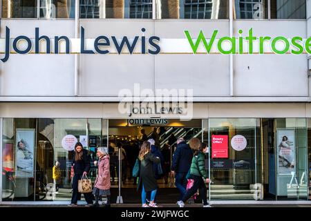 Kingston-upon-Thames, Londres, Royaume-Uni, 12 février 2024, les acheteurs entrent dans le grand magasin John Lewis et le supermarché Waitrose Banque D'Images