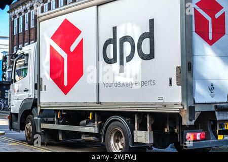 Kingston-upon-Thames, Londres, Royaume-Uni, 12 février 2024, DPD Courier Delivery Service Truck ou camion sans personne Banque D'Images