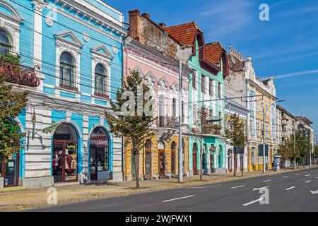 CLUJ-NAPOCA, TRANSYLVANIE, ROUMANIE - 20 SEPTEMBRE 2020 : maisons aux façades multicolores situées sur la place Mihai Viteazu. Banque D'Images