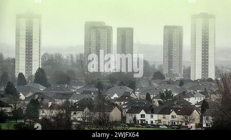 Glasgow, Écosse, Royaume-Uni. 15 février 2024. Météo britannique : la brume au-dessus de la grue des tours du conseil scotstoun a vu la visibilité limitée alors que la distance a disparu. Crédit Gerard Ferry/Alamy Live News Banque D'Images