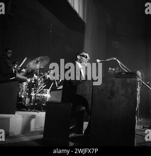 ©Philippe gras / le Pictorium/MAXPPP - Paris 29/01/2024 Philippe gras / le Pictorium - 29/01/2024 - France / Ile-de-France / Paris - le pianiste Ray CHARLES en concert au Palais des Sports le 22 octobre 1961 - no jdd, jdd out, no va, valeurs actuelles out, no russia, russia out / 29/01/2024 - France / Ile-de-France (région) / Paris - le pianiste Ray CHARLES en concert au Palais des Sports le 22 octobre 1961 Banque D'Images