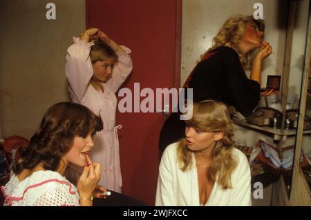 Adolescentes jeunes femmes des années 1980 Royaume-Uni. Avec leurs serrures bouclées Farrah Fawcett Baywatch, les participants au concours de beauté Miss Camberley dans leur dressing ajustent leur look spécial de dernière minute. Camberley, Surrey, Angleterre 1988 HOMER SYKES Banque D'Images