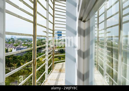 Grilles de fer pour protéger le verre de fenêtre dans les bâtiments modernes Banque D'Images