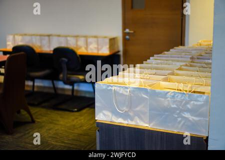 beaucoup de sacs en papier étaient alignés sur la table Banque D'Images