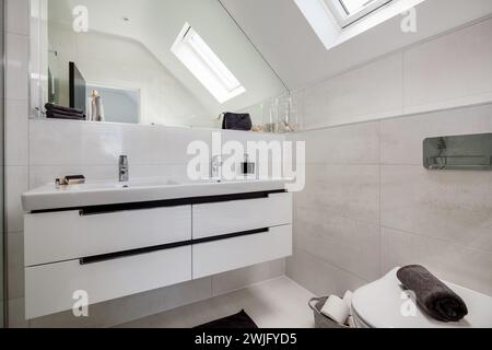 Cambridgeshire, Angleterre - 1er mai 2018 : salle de bains meublée et salle de douche avec murs carrelés blancs. Banque D'Images