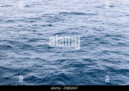 Les ondulations apaisantes de l'océan Atlantique Nord près de la Norvège, présentant une texture naturelle de l'eau adaptée pour toile de fond Banque D'Images