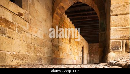 Vue de la façade extérieure couverte d'un bâtiment médiéval dans la ville de Santillana del Mar en Cantabrie. Architecture traditionnelle. Banque D'Images