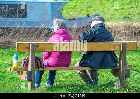 Kidderminster, UK.15th février, 2024. Météo britannique : les habitants des Midlands sont dehors et sur le point de profiter du soleil hivernal anormalement chaud. Crédit : Lee Hudson/Alamy Live News Banque D'Images