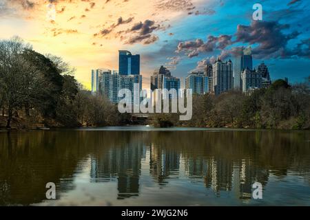 Atlanta, GA- février 4,2023- vue panoramique sur Piedmont Park, le lac Clara Meer et Atlanta Skyline depuis Piedmont Park Banque D'Images