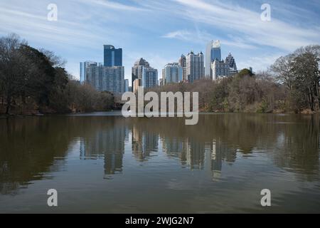 Atlanta, GA- février 4,2023- vue panoramique sur Piedmont Park, le lac Clara Meer et Atlanta Skyline depuis Piedmont Park Banque D'Images