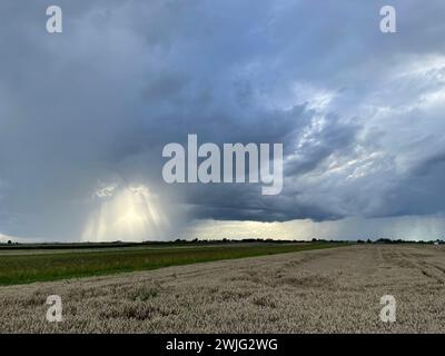 Nuages d'orage et rayons du soleil qui traversent d'une manière spectaculaire. Banque D'Images