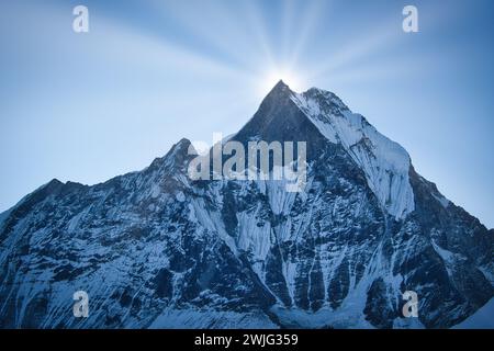 Le soleil se lève sur la montagne Machhapuchhare. Népal Banque D'Images