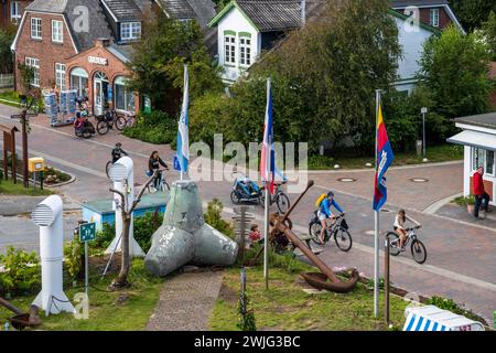 Straßenszene à Norddorf auf der Nordseeinsel Amrum mit Touristen *** scène de rue à Norddorf sur l'île d'Amrum en mer du Nord avec des touristes Banque D'Images